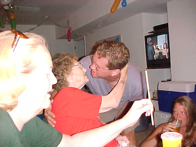 ChiliDin12-Chris-BdayKiss.jpg (640x480; 30 KBytes)