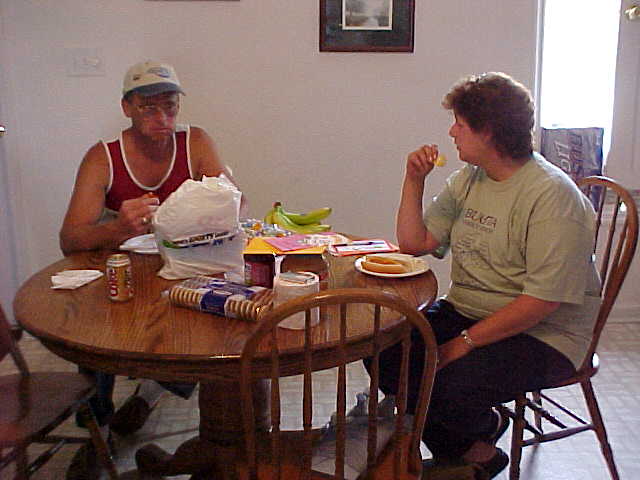 Ron-Denise-lunch.jpg (640x480; 34 KBytes)